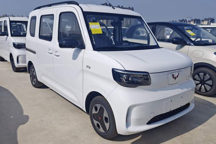 Used Wuling Zhiguang New Energy 2025 Model 305km Ambitious Edition Front Right 45 Deg