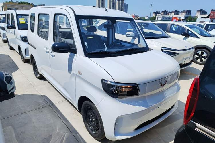 Used Wuling Zhiguang New Energy 2025 Standard Model Front Right 45 Deg
