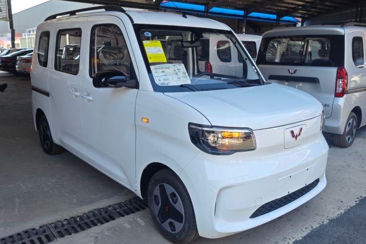 Used Wuling Zhiguang New Energy 2025 Model 305km Ambitious Edition Front Right 45 Deg