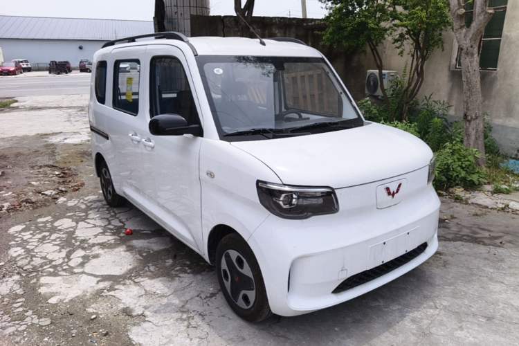Used Wuling Zhiguang New Energy 2025 Comfort Model Front Right 45 Deg