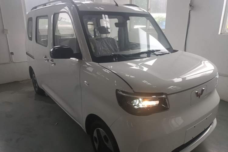 Used Wuling Zhiguang New Energy 2025 Model 305km Ambitious Edition Front Right 45 Deg