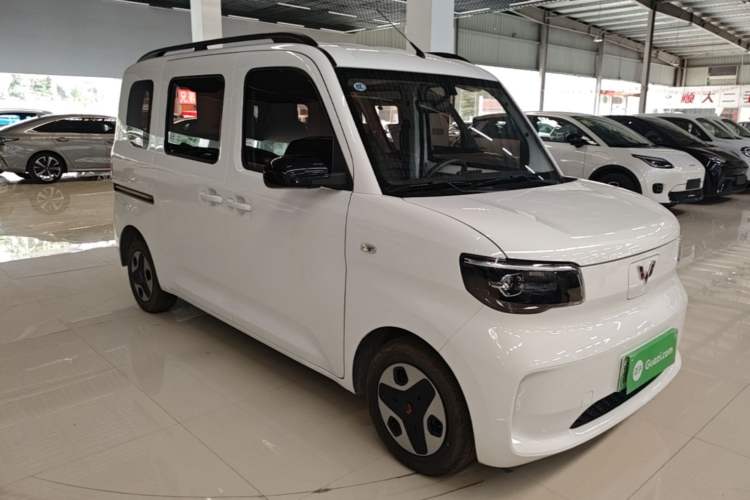 Used Wuling Zhiguang New Energy 2025 Comfort Model Front Right 45 Deg