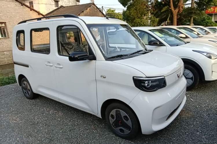 Used Wuling Zhiguang New Energy 2025 Model 305km Ambitious Edition Front Right 45 Deg