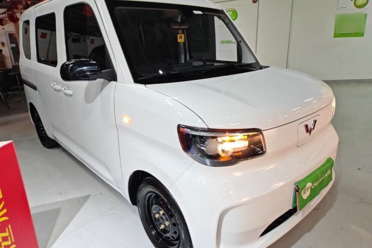 Used Wuling Zhiguang New Energy 2025 Standard Model Front Right 45 Deg