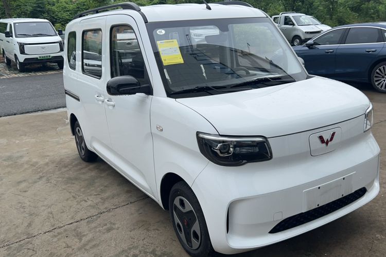 Used Wuling Zhiguang New Energy 2025 Comfort Model Front Right 45 Deg