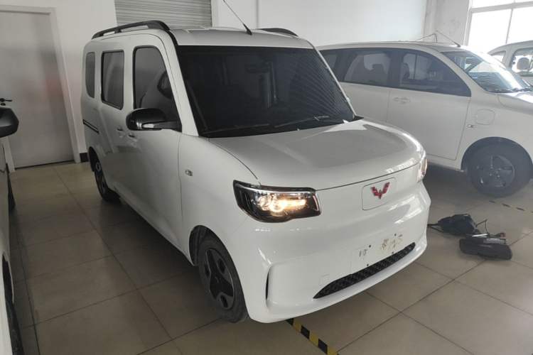 Used Wuling Zhiguang New Energy 2025 Comfort Model Front Right 45 Deg
