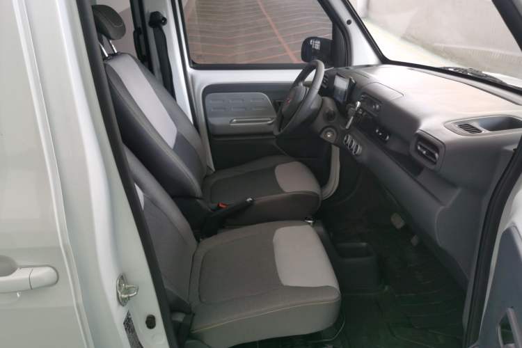 Used Wuling Zhiguang New Energy 2025 Model 305km Ambitious Edition Interior 1