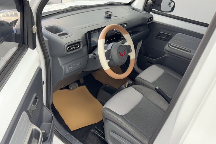 Used Wuling Zhiguang New Energy 2025 Model 305km Ambitious Edition Interior 12