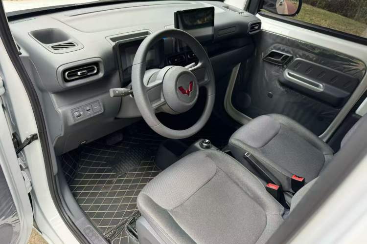 Used Wuling Zhiguang New Energy 2025 Standard Model Interior 2