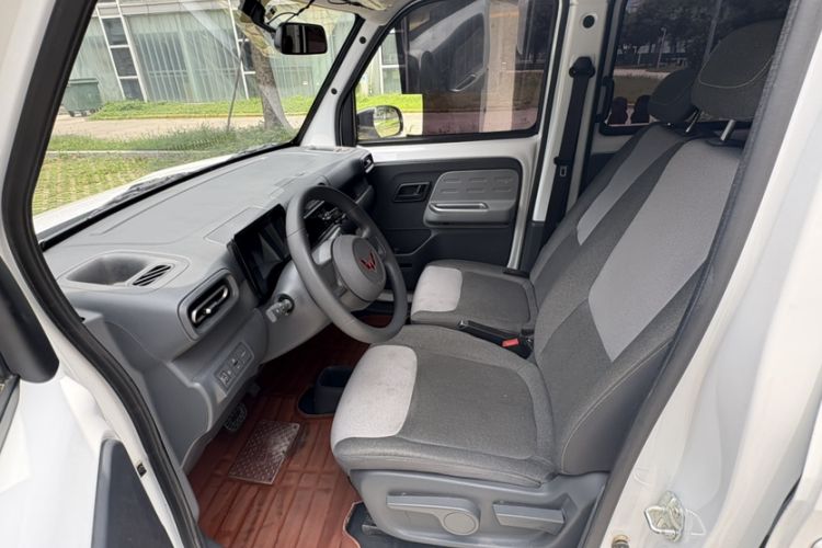 Used Wuling Zhiguang New Energy 2025 Model 305km Ambitious Edition Interior 3