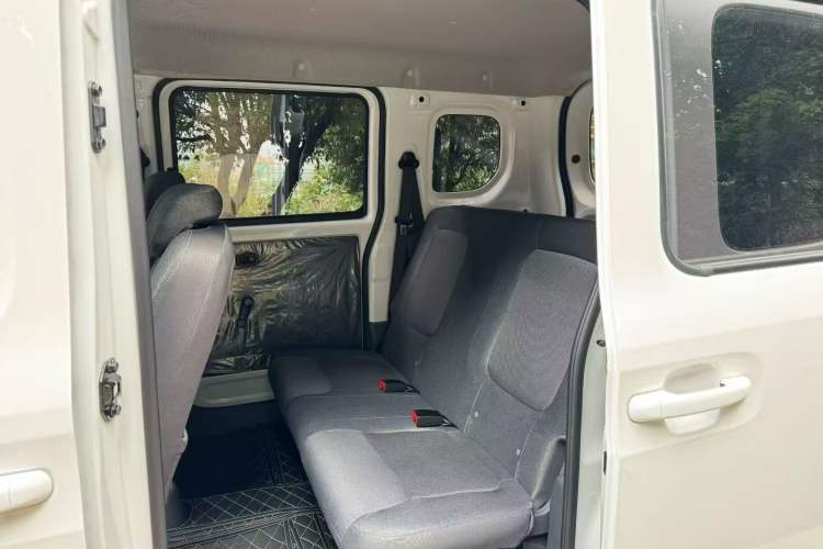 Used Wuling Zhiguang New Energy 2025 Standard Model Interior 3