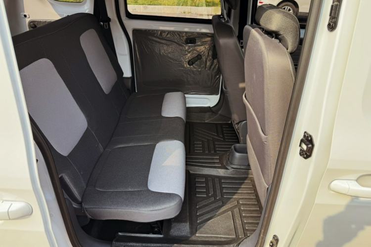Used Wuling Zhiguang New Energy 2025 Model 305km Ambitious Edition Interior 3