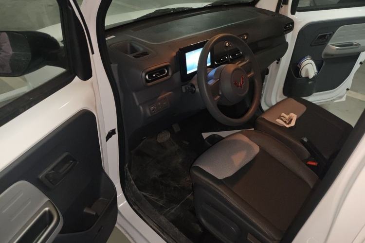 Used Wuling Zhiguang New Energy 2025 Model 305km Ambitious Edition Interior 3