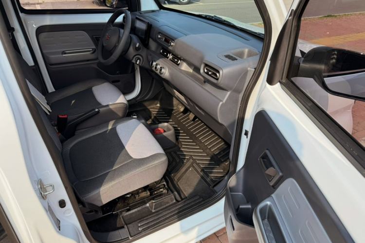 Used Wuling Zhiguang New Energy 2025 Model 305km Ambitious Edition Interior 4