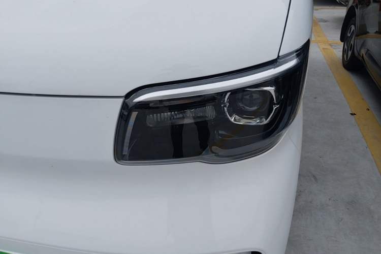 Used Wuling Zhiguang New Energy 2025 Model 305km Ambitious Edition Left Front Headlight