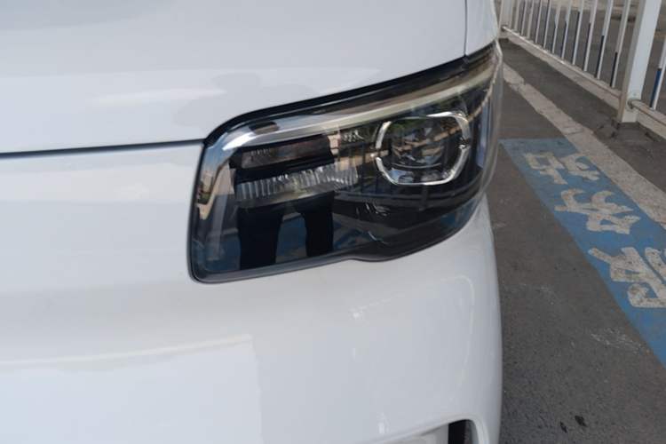 Used Wuling Zhiguang New Energy 2025 Comfort Model Left Front Headlight