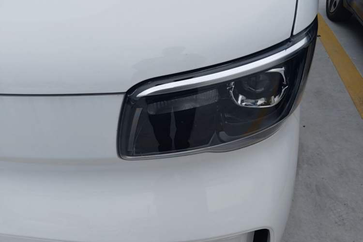 Used Wuling Zhiguang New Energy 2025 Model 305km Ambitious Edition Left Front Headlight
