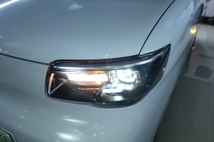 Used Wuling Zhiguang New Energy 2025 Model 305km Ambitious Edition Left Front Headlight