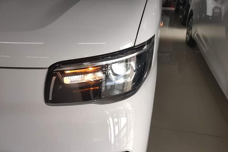 Used Wuling Zhiguang New Energy 2025 Model 305km Ambitious Edition Left Front Headlight