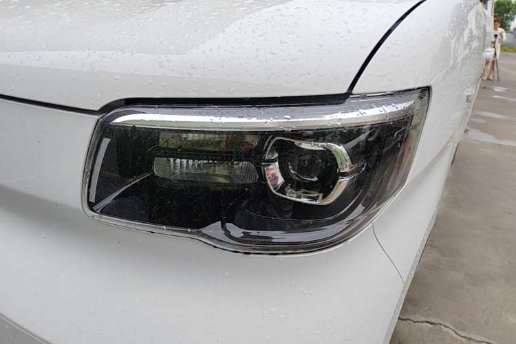 Used Wuling Zhiguang New Energy 2025 Model 305km Ambitious Edition Left Front Headlight