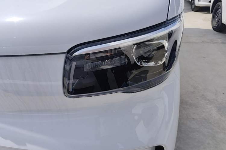 Used Wuling Zhiguang New Energy 2025 Model 305km Ambitious Edition Left Front Headlight