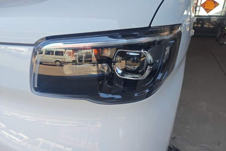 Used Wuling Zhiguang New Energy 2025 Model 305km Ambitious Edition Left Front Headlight