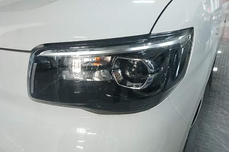 Used Wuling Zhiguang New Energy 2025 Model 305km Ambitious Edition Left Front Headlight