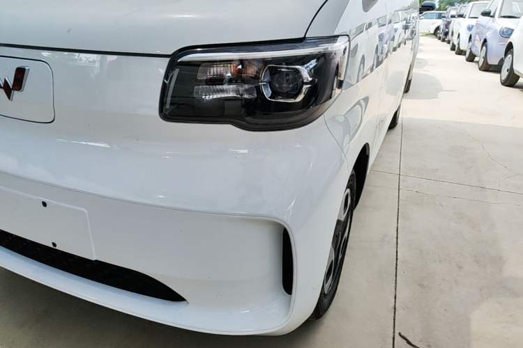 Used Wuling Zhiguang New Energy 2025 Model 305km Ambitious Edition Left Front Headlight