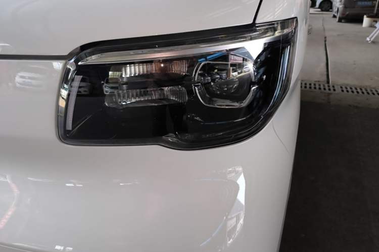 Used Wuling Zhiguang New Energy 2025 Model 305km Ambitious Edition Left Front Headlight