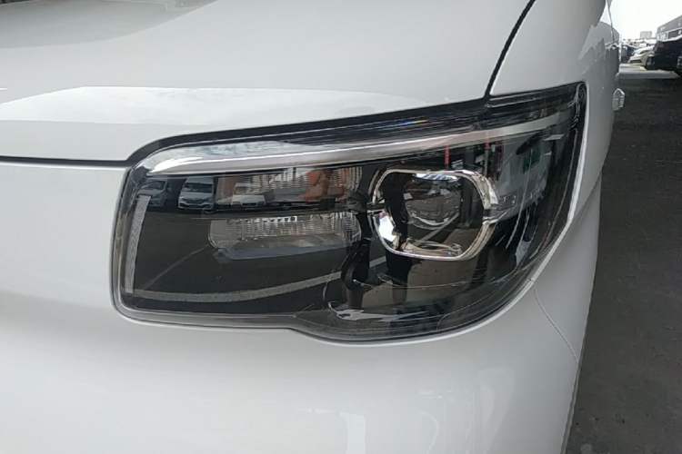Used Wuling Zhiguang New Energy 2025 Model 305km Ambitious Edition Left Front Headlight