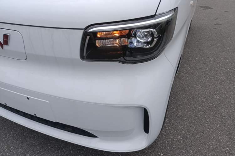 Used Wuling Zhiguang New Energy 2025 Model 305km Ambitious Edition Left Front Headlight