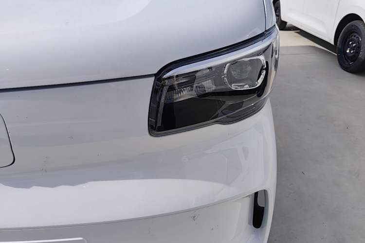 Used Wuling Zhiguang New Energy 2025 Model 305km Ambitious Edition Left Front Headlight