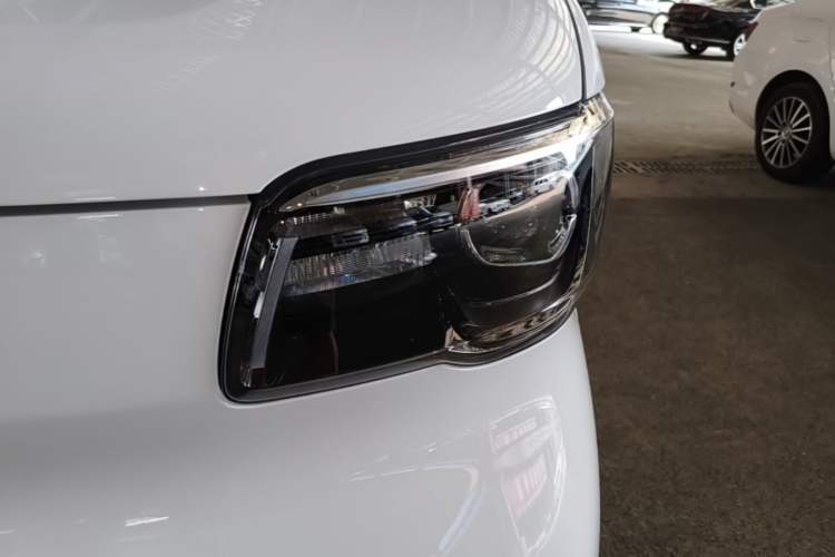 Used Wuling Zhiguang New Energy 2025 Model 305km Ambitious Edition Left Front Headlight