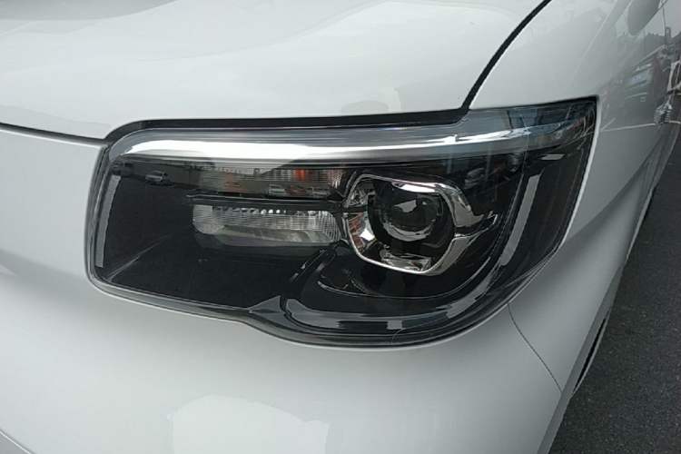 Used Wuling Zhiguang New Energy 2025 Model 305km Ambitious Edition Left Front Headlight