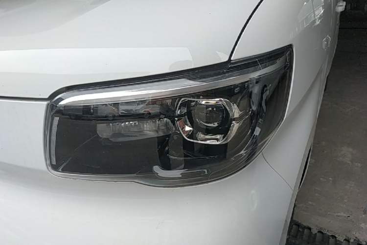 Used Wuling Zhiguang New Energy 2025 Model 305km Ambitious Edition Left Front Headlight