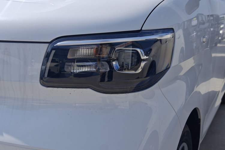 Used Wuling Zhiguang New Energy 2025 Model 305km Ambitious Edition Left Front Headlight