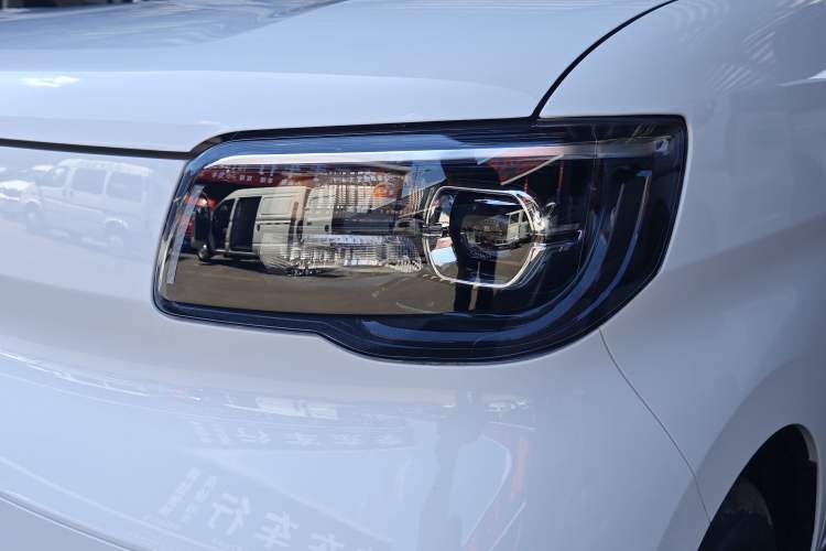 Used Wuling Zhiguang New Energy 2025 Model 305km Ambitious Edition Left Front Headlight