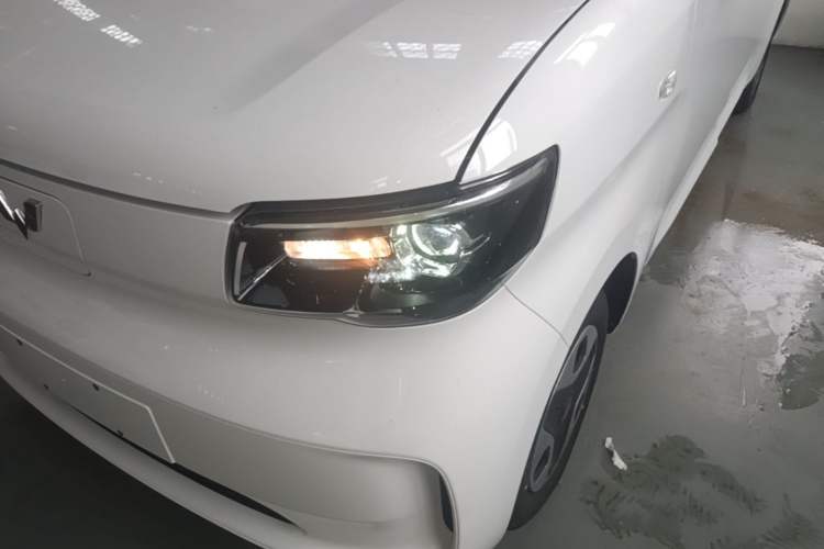 Used Wuling Zhiguang New Energy 2025 Model 305km Ambitious Edition Left Front Headlight