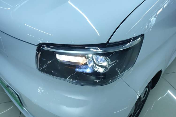 Used Wuling Zhiguang New Energy 2025 Model 305km Ambitious Edition Left Front Headlight