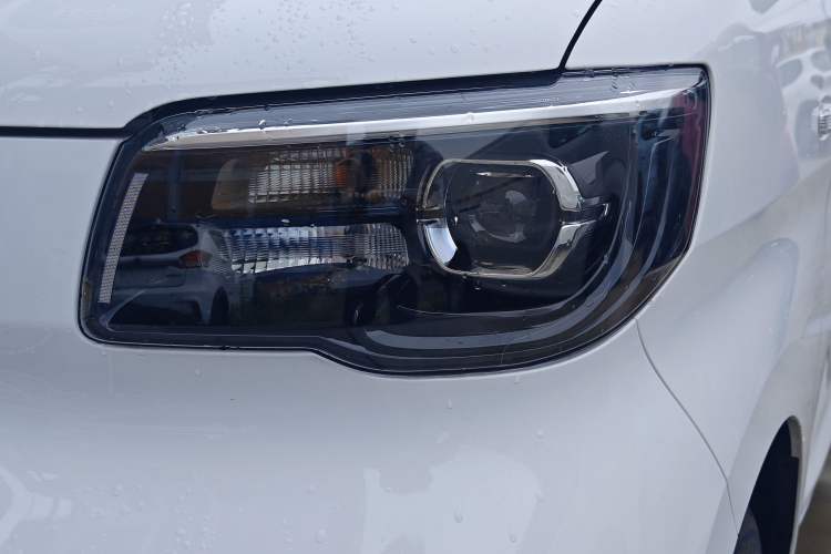 Used Wuling Zhiguang New Energy 2025 Model 305km Ambitious Edition Left Front Headlight