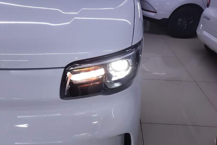 Used Wuling Zhiguang New Energy 2025 Model 305km Ambitious Edition Left Front Headlight