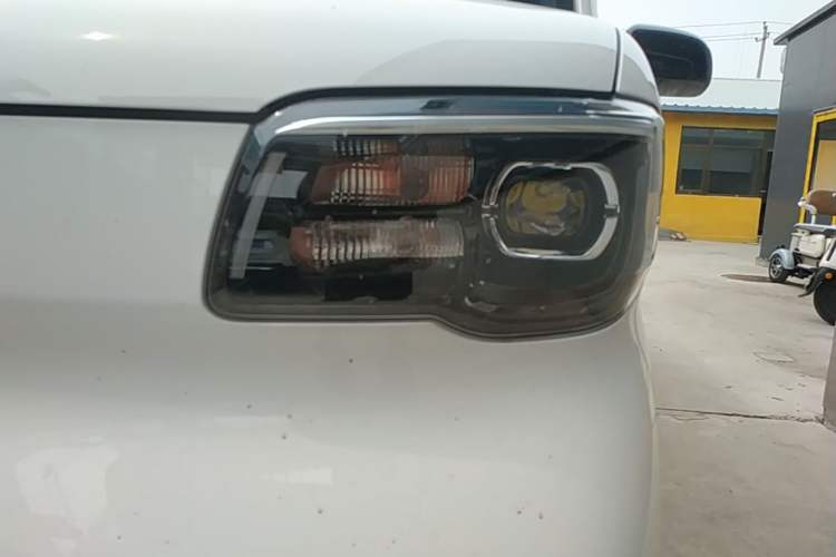 Used Wuling Zhiguang New Energy 2025 Model 305km Ambitious Edition Left Front Headlight