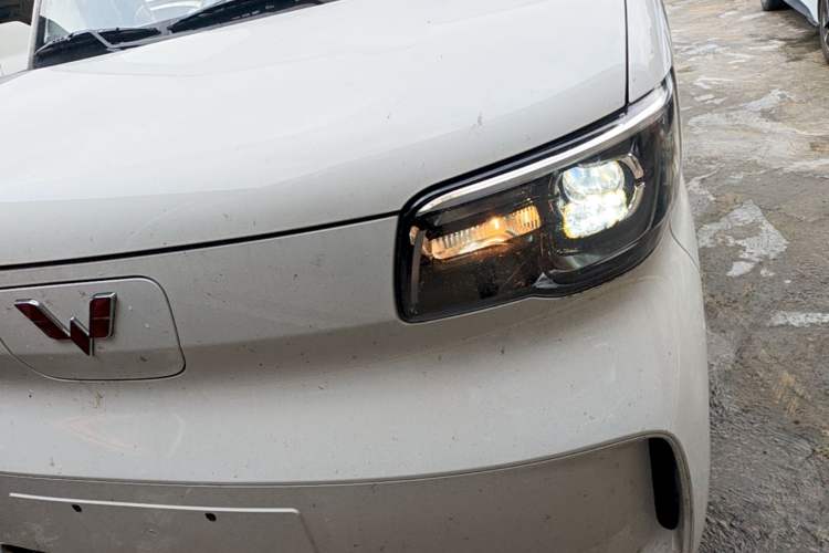 Used Wuling Zhiguang New Energy 2025 Model 305km Ambitious Edition Left Front Headlight