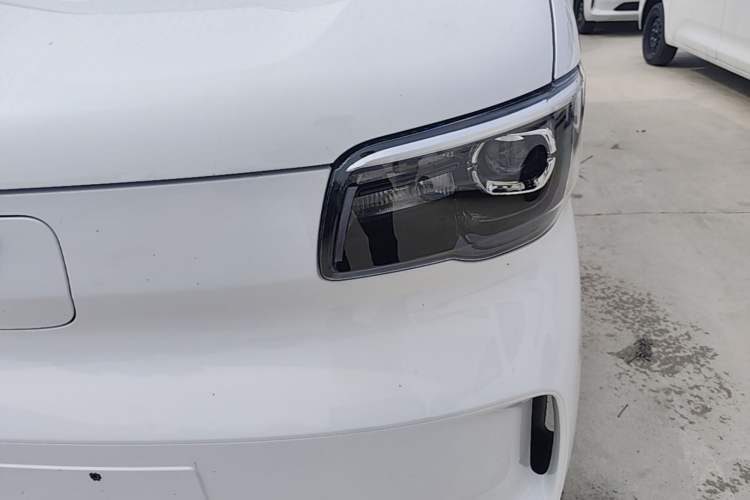 Used Wuling Zhiguang New Energy 2025 Model 305km Ambitious Edition Left Front Headlight