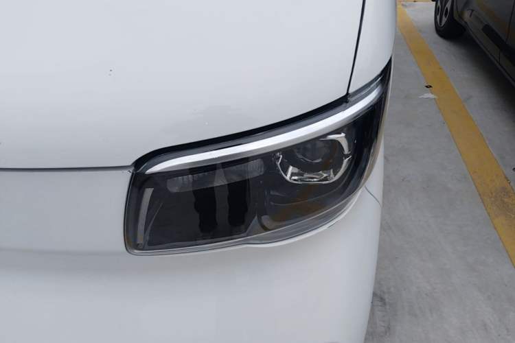 Used Wuling Zhiguang New Energy 2025 Model 305km Ambitious Edition Left Front Headlight