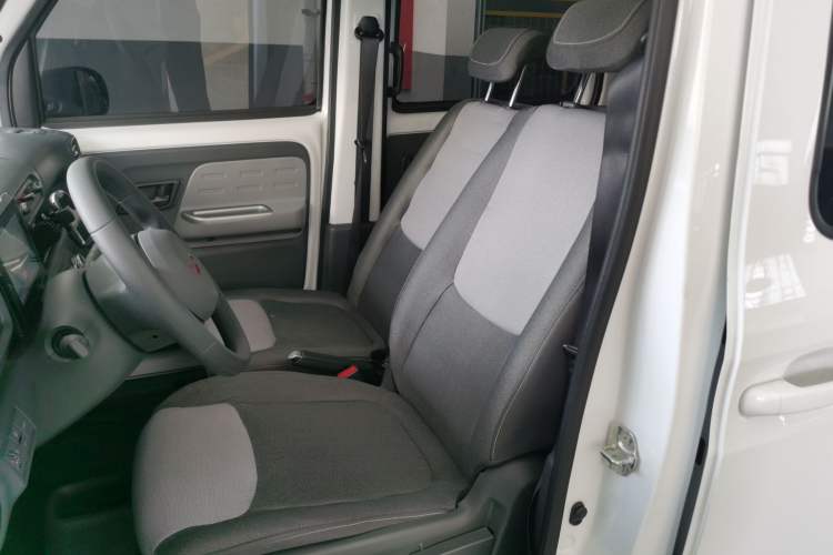 Used Wuling Zhiguang New Energy 2025 Model 305km Ambitious Edition Left Front Seat