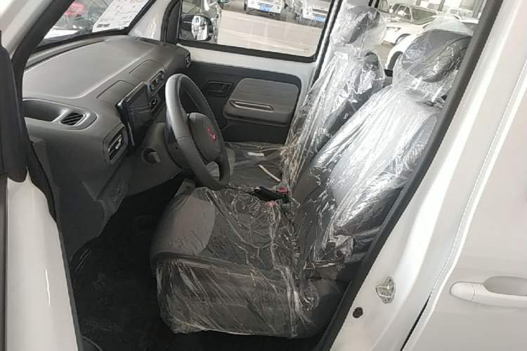 Used Wuling Zhiguang New Energy 2025 Model 305km Ambitious Edition Left Front Seat