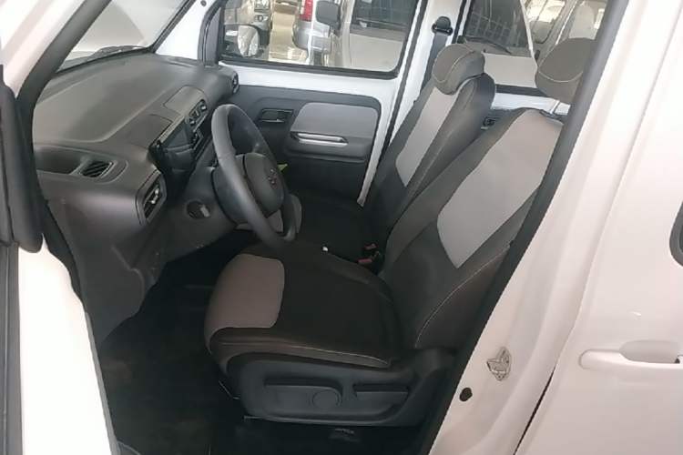 Used Wuling Zhiguang New Energy 2025 Model 305km Ambitious Edition Left Front Seat