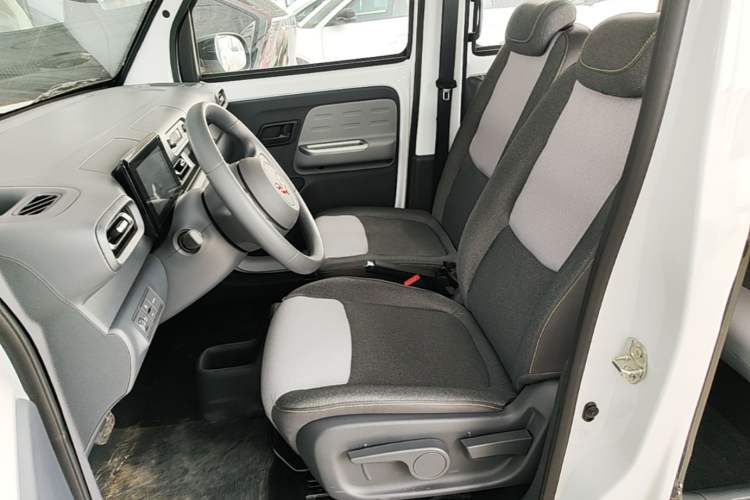 Used Wuling Zhiguang New Energy 2025 Model 305km Ambitious Edition Left Front Seat
