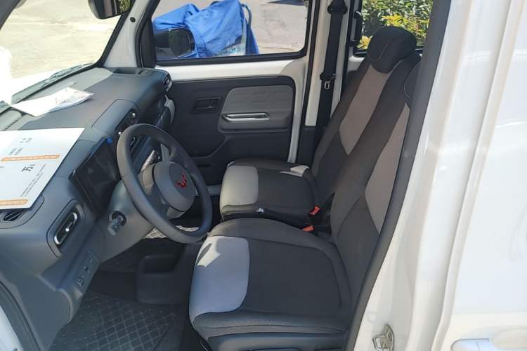 Used Wuling Zhiguang New Energy 2025 Model 305km Ambitious Edition Left Front Seat